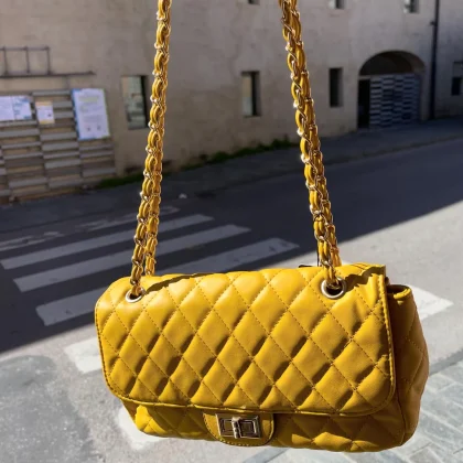 BORSA TRAPUNTATA CON CATENA